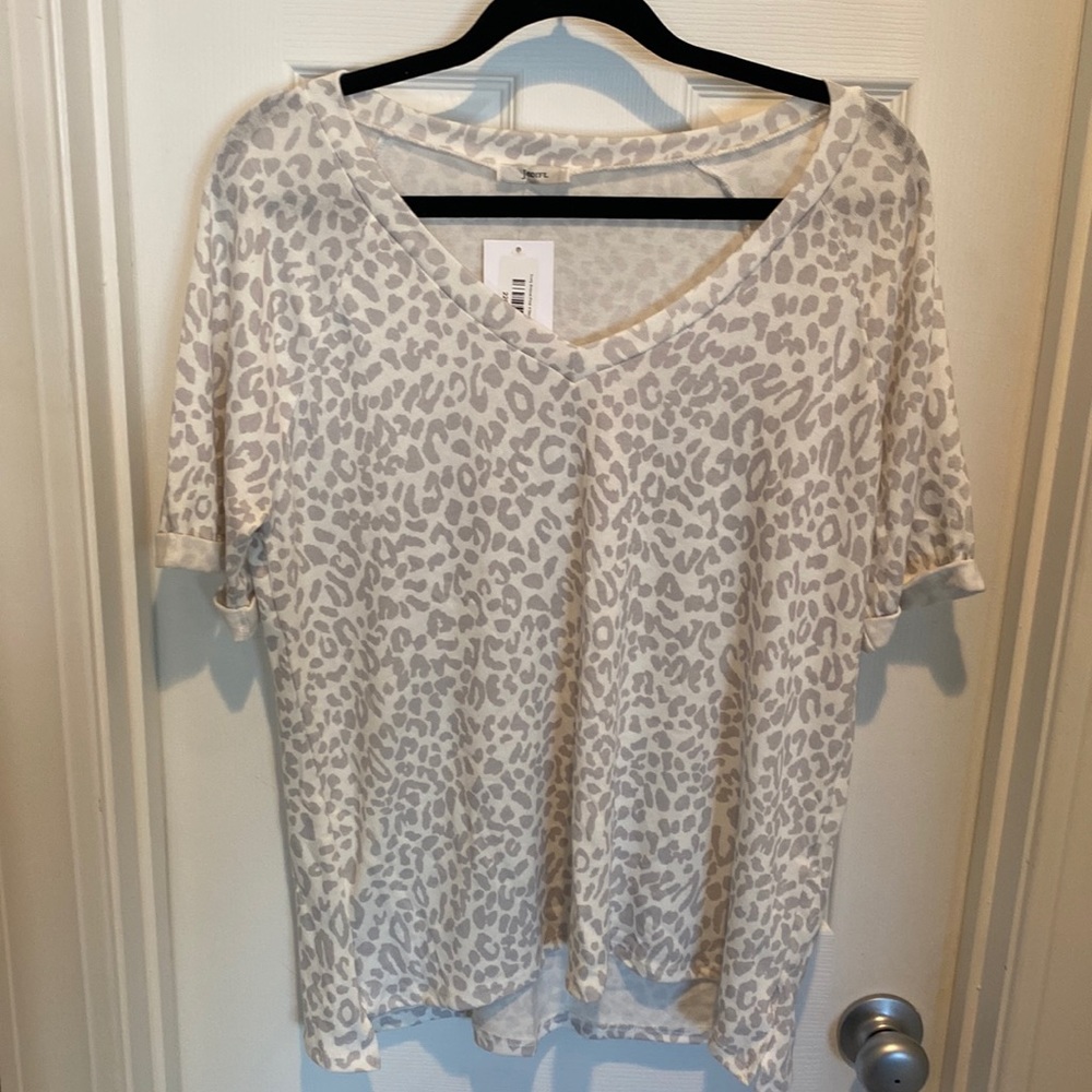 NWT Ivory/Gray Animal Print V Neck Tee w/ Cuffed Sleeves Size medium